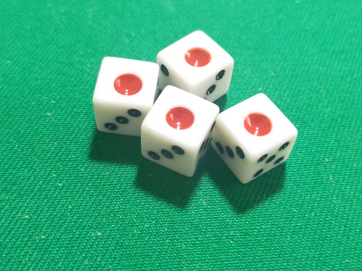 Privacy policy illustration: four mahjong dice on green baize