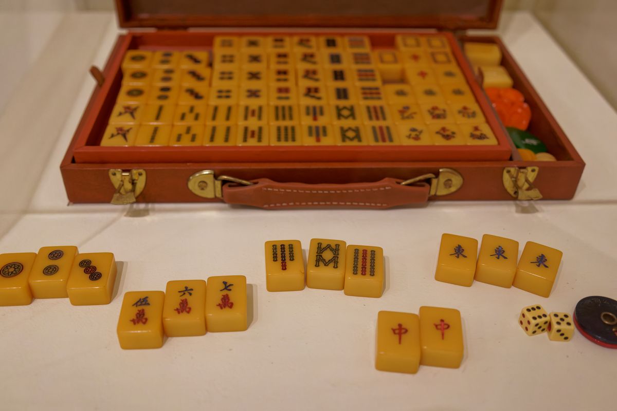 A vintage Bakelite mahjong set in a leather case with dice, an older style than a modern mahjong set Malaysia shops sell