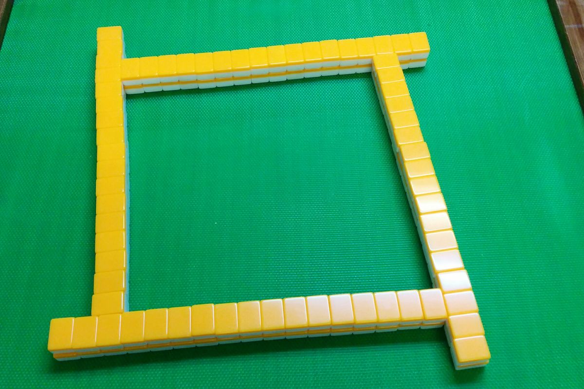 A square mahjong wall built on a table, the first step in how to play mahjong